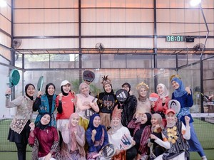 Unik! Fitrop & Fenita Arie Main Padel Pakai Hijab dan Baju Adat