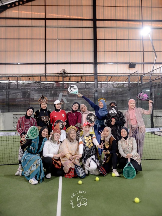 Sejumlah selebriti merayakan HUT RI ke-80 dengan mengenakan busana daerah di lapangan padel.