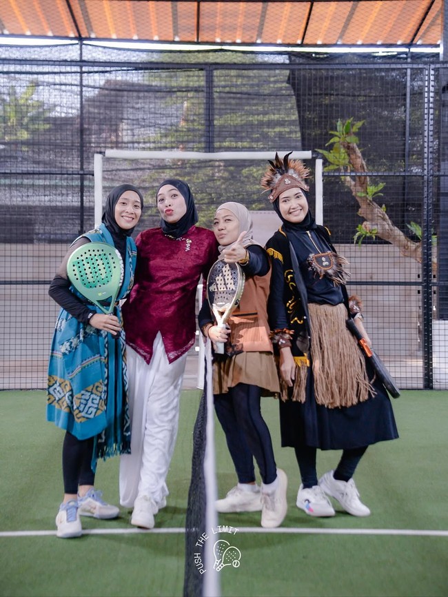 Sejumlah selebriti merayakan HUT RI ke-80 dengan mengenakan busana daerah di lapangan padel.