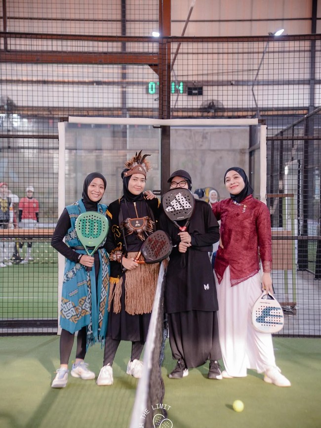 Sejumlah selebriti merayakan HUT RI ke-80 dengan mengenakan busana daerah di lapangan padel.