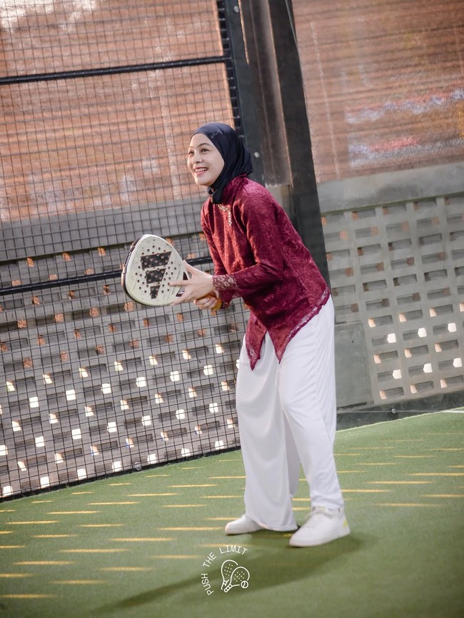 Sejumlah selebriti merayakan HUT RI ke-80 dengan mengenakan busana daerah di lapangan padel.