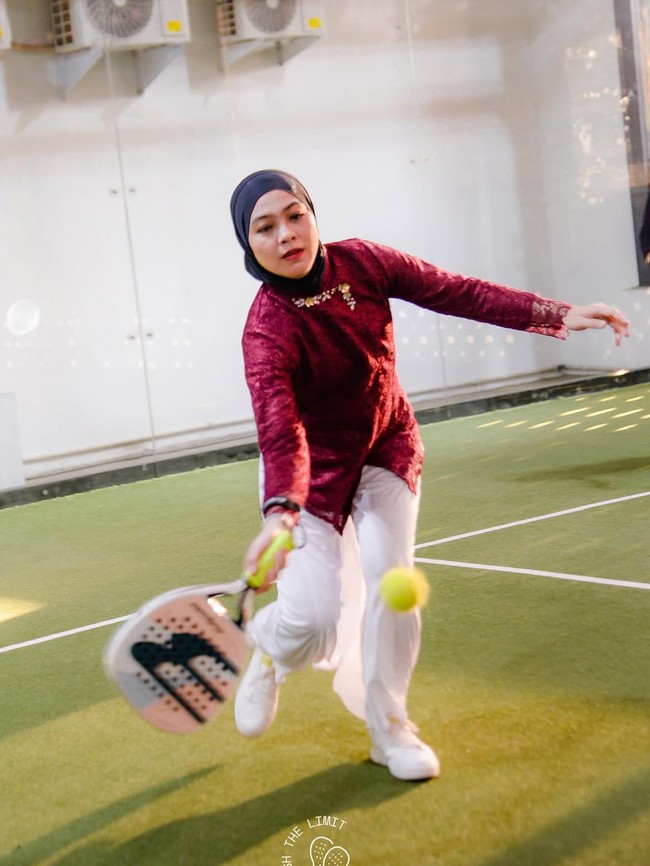 Sejumlah selebriti merayakan HUT RI ke-80 dengan mengenakan busana daerah di lapangan padel.