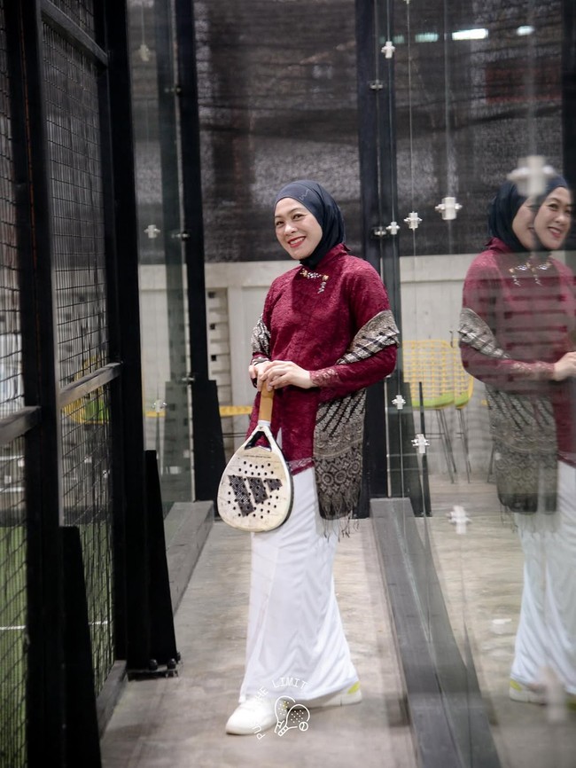 Sejumlah selebriti merayakan HUT RI ke-80 dengan mengenakan busana daerah di lapangan padel.