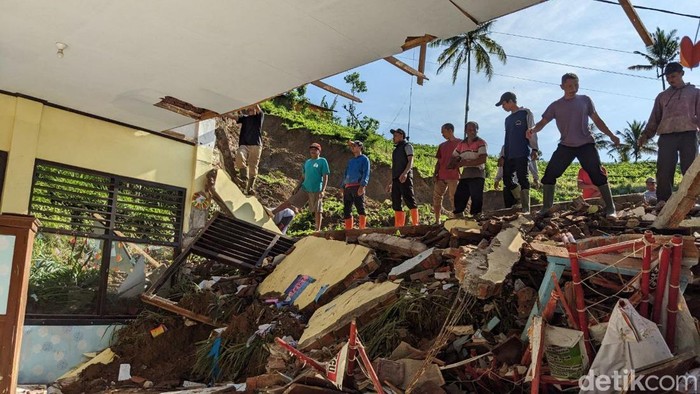 Sekolah di Tulungagung hancur karena longsor.