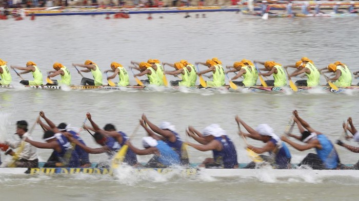 Semarak Festival Pacu Jalur 2025 di Sungai Kuantan Peserta beradu kecepatan saat Festival Pacu Jalur 2025 di Sungai Kuantan, Kabupaten Singingi, Riau, Rabu (20/8/2025). Festival Pacu Jalur yang berlangsung dari 20 - 24 Agustus 2025 tersebut diikuti 228 peserta dari berbagai kabupaten kota di Riau. ANTARA FOTO/Hadly Vavaldi/Lmo/nym.