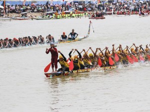 Bintang Emas Cahaya Intan Juara Pacu Jalur 2025 di Tepian Narosa