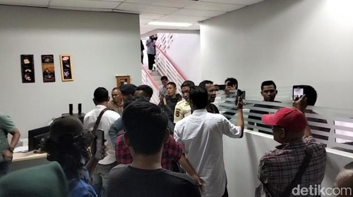 Seorang polisi dan keluarganya mendatangi kantor BRI Cabang Bima, mempertanyakan hilangnya saldo Rp 95 juta secara misterius, Rabu, (20/8/2025).