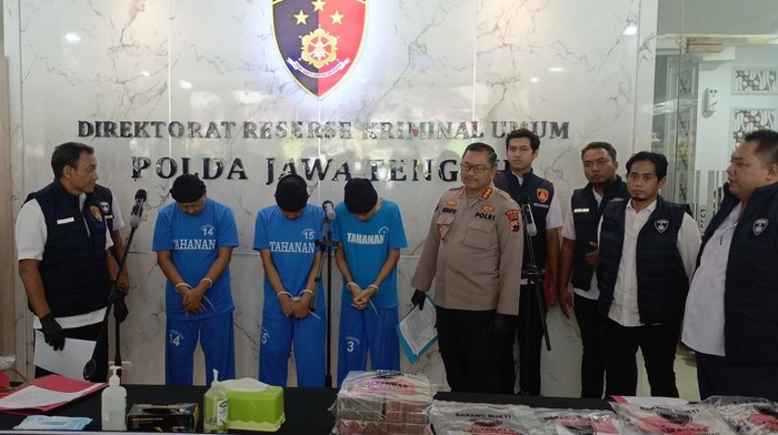 Polda Jateng menangkap tiga orang anggota sindikat penipuan yaitu YY alias Surya (62), HH alias Johan (55), dan TS alias Chandra (52).