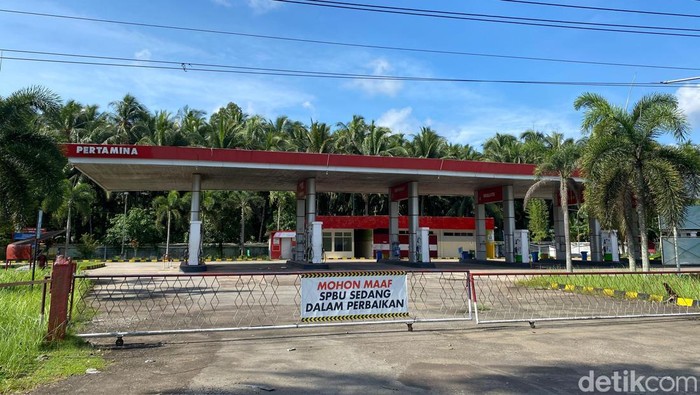 SPBU Wajok Mempawah ditutup dengan alasan sedang ada perbaikan.