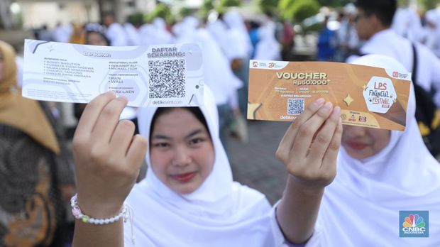 Suasana registrasi pelajar dan mahasiswa dalam acara LPS FInancial Festival 2025 di Regale International Convention Center, Medan, Sumatera Utara, Rabu (20/8/2025). (CNBC Indonesia/Tri Susilo)