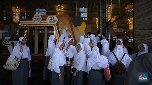 Suasana registrasi pelajar dan mahasiswa dalam acara LPS FInancial Festival 2025 di Regale International Convention Center, Medan, Sumatera Utara, Rabu (20/8/2025). (CNBC Indonesia/Tri Susilo)