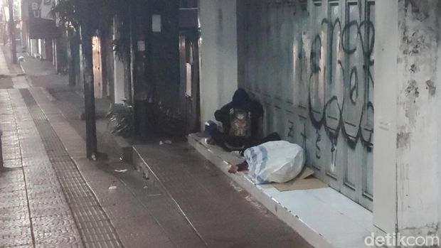 Sukarji, penjual kanebo asal pemalang yang tidur di emperan toko Jalan Gandawijaya Cimahi