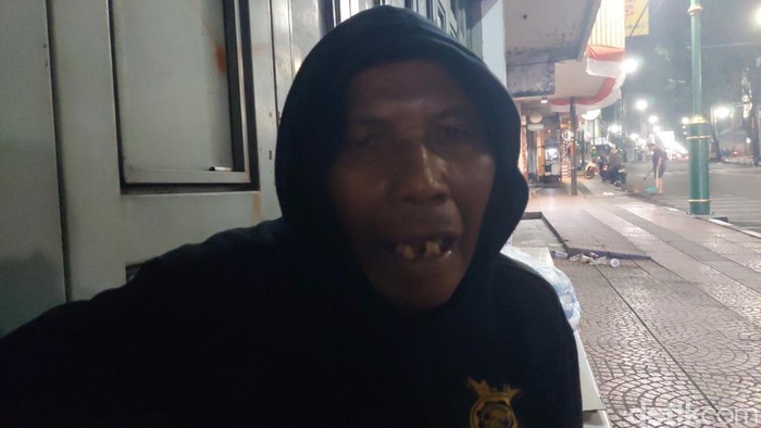 Sukarji, penjual kanebo asal pemalang yang tidur di emperan toko Jalan Gandawijaya Cimahi