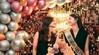 Bak anak kembar, ini pose Sydney Azkassyah dan Cut Tari saat merayakan ulang tahun Sydney. Sydney mendapat kejutan kue ulang tahun berwarna merah muda. Foto: Instagram/@SydneyAzkassyah