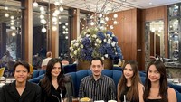 Ini merupakan keseruan Sydney Azkassyah bersama ibu dan adik-adiknya saat makan malam untuk merayakan ulang tahun ayahnya, Richard Kevin. Foto: Instagram/@SydneyAzkassyah