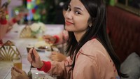 Ini adalah momen makan malam Sydney Azkassyah dalam acara Gadis Sampul. Ia tersenyum manis sambil bersiap menyendok makanan. Foto: Instagram/@SydneyAzkassyah