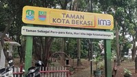 Taman Kota Bekasi berada tepat di depan RSUD Kota Bekasi dan layanan SATPAS Kota Bekasi, dengan alun-alun M.Hasibuan berada tepat di tengah-tengah. Taman Kota adalah destinasi tepat mencari kesejukan saat cuaca terasa gerah (dok. Rosmha Widyani/detikcom)