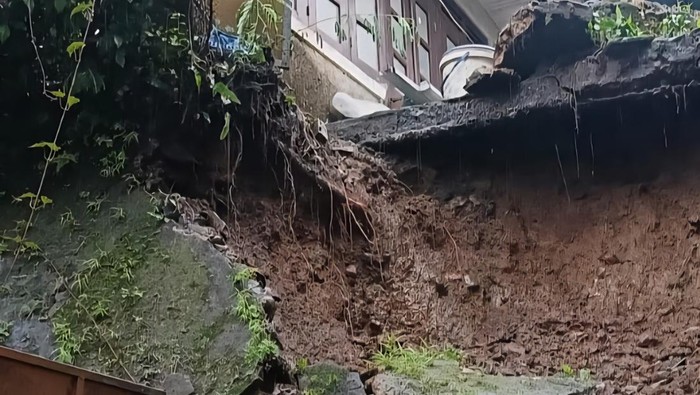 Tanah longsor hingga rumah warga ambruk akibat hujan deras di Bogor, Rabu (20/8/2025)