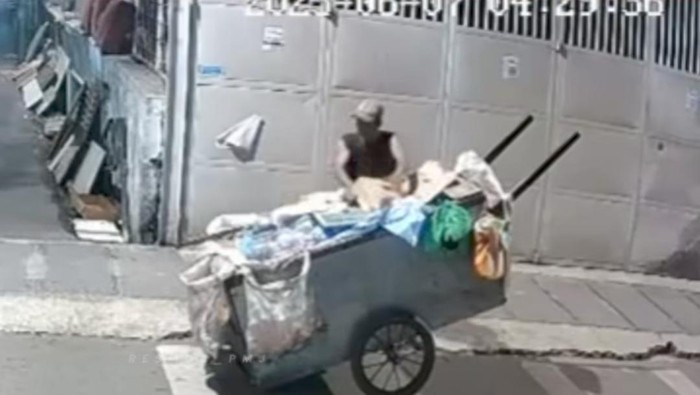 Tangkapan layar CCTV pemulung yang mencuri tiga HP di Jakpus (dok. Istimewa)