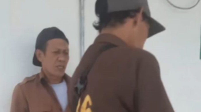 Tangkapan layar dua buruh Pelabuhan Soekarno Hatta Makassar yang viral diduga melakukan calo tiket palsu.