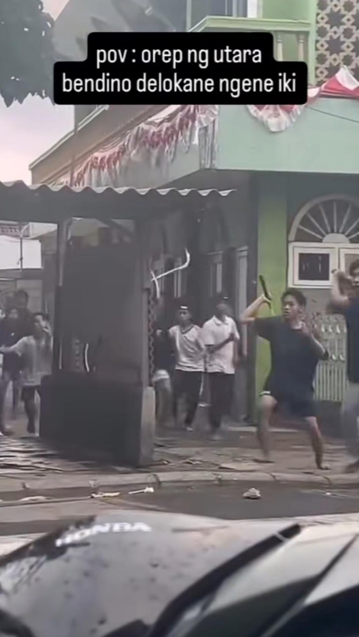 Tawuran bawa sajam di Surabaya.
