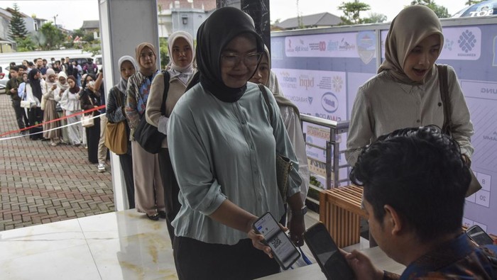 Sejumlah pencari kerja mengantre untuk melamar pekerjaan pada Job Fair di Al Fath Building Center, Kota Tasikmalaya, Jawa Barat, Rabu (20/8/2025). Dinas Tenaga Kerja Kota Tasikmalaya berkerjasama dengan 25 perusahaan dari BUMN dan Swasta membuka kuota lowongan pekerjaan sebanyak 2.200 orang dengan jumlah pendaftar online 4.470 pelamar untuk mengurangi angka pengangguran sebanyak 25.644 orang. ANTARA FOTO/Adeng Bustomi/bar