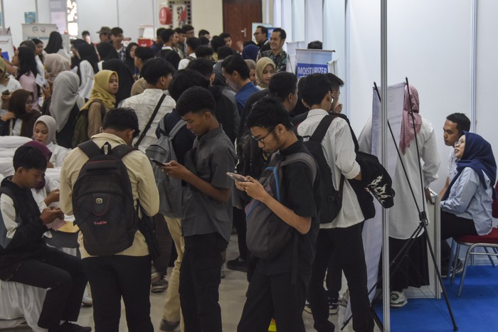 Sejumlah pencari kerja mengantre untuk melamar pekerjaan pada Job Fair di Al Fath Building Center, Kota Tasikmalaya, Jawa Barat, Rabu (20/8/2025). Dinas Tenaga Kerja Kota Tasikmalaya berkerjasama dengan 25 perusahaan dari BUMN dan Swasta membuka kuota lowongan pekerjaan sebanyak 2.200 orang dengan jumlah pendaftar online 4.470 pelamar untuk mengurangi angka pengangguran sebanyak 25.644 orang. ANTARA FOTO/Adeng Bustomi/bar