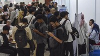 Dinas Tenaga Kerja Kota Tasikmalaya berkerjasama dengan 25 perusahaan dari BUMN dan Swasta membuka lowongan pekerjaan. ANTARA FOTO/ADENG BUSTOMI