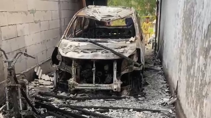 Teror bakar kendaraan milik warga di Sampang