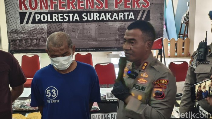 Tersangka pencabulan anak tetangganya di Banjarsari, Solo saat dihadirkan di Mapolresta Solo, Rabu (20/8/2025).