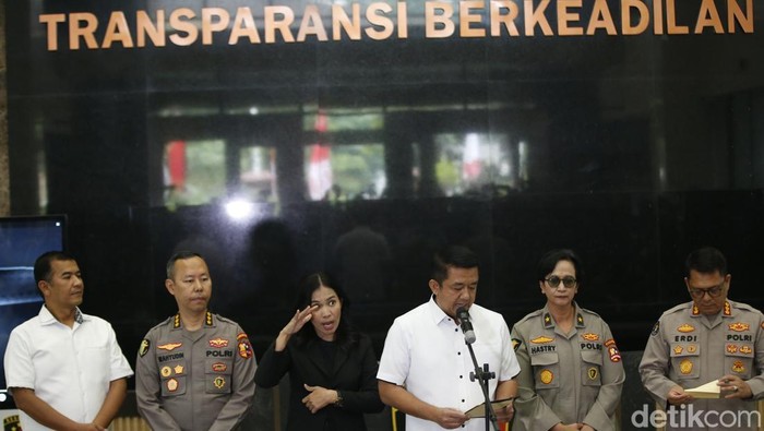 Kasubdit I Dittipdisiber Bareskrim Polri Kombes Rizki Agung Prakoso menyampaikan hasil tes DNA Ridwan Kamil dan CA dalam konferensi pers di Bareskrim Polri, Jakarta, Rabu (20/8/2025). Pemeriksaan dilakukan menindaklanjuti laporan viral di media sosial.