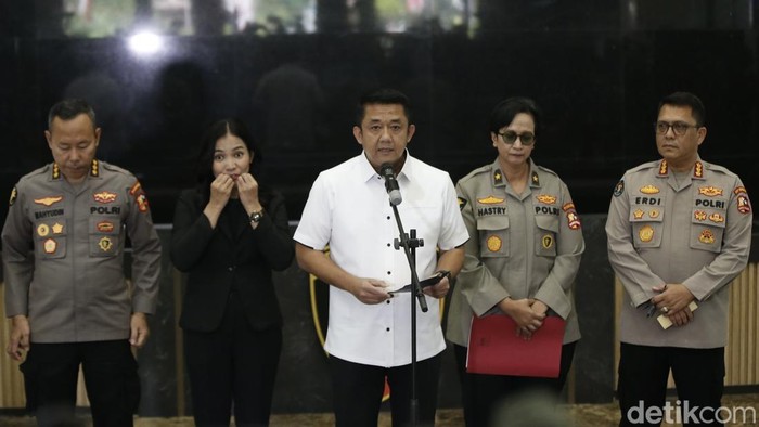 Kasubdit I Dittipdisiber Bareskrim Polri Kombes Rizki Agung Prakoso menyampaikan hasil tes DNA Ridwan Kamil dan CA dalam konferensi pers di Bareskrim Polri, Jakarta, Rabu (20/8/2025). Pemeriksaan dilakukan menindaklanjuti laporan viral di media sosial.
