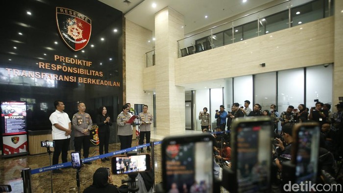 Kasubdit I Dittipdisiber Bareskrim Polri Kombes Rizki Agung Prakoso menyampaikan hasil tes DNA Ridwan Kamil dan CA dalam konferensi pers di Bareskrim Polri, Jakarta, Rabu (20/8/2025). Pemeriksaan dilakukan menindaklanjuti laporan viral di media sosial.