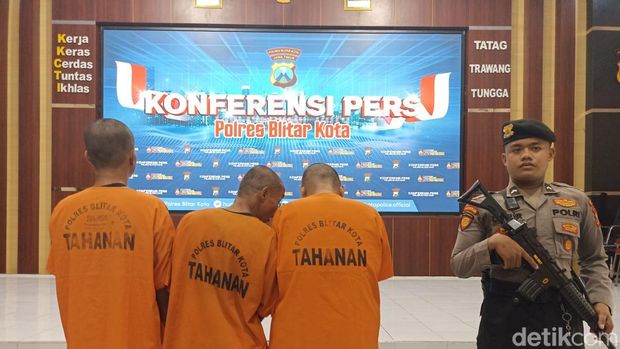 Tiga pelaku penganiayaan terhadap pemuda di Kota Blitar yang ditemukan tewas di dalam rumahnya.