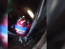 Damkar Palembang Evakuasi Kucing yang Tercebur ke Sumur Kedalaman 8 Meter