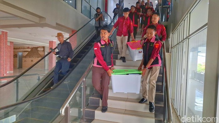 Tim penyidik Tipikor Kejaksaan Negeri Kabupaten Bandung saat menggeledah kantor PT Bandung Daya Sentosa (BDS), Kecamatan Soreang, Kabupaten Bandung, Rabu (20/8/2025).