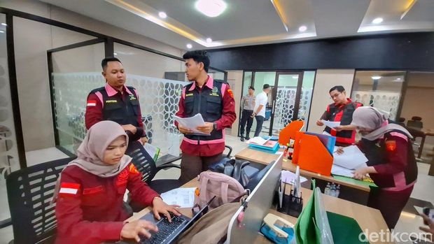 Tim penyidik Tipikor Kejaksaan Negeri Kabupaten Bandung saat menggeledah kantor PT Bandung Daya Sentosa (BDS), Kecamatan Soreang, Kabupaten Bandung, Rabu (20/8/2025).