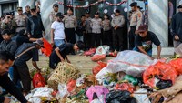 Massa aksi mendesak pemerintah daerah membatalkan kerja sama dengan Tangsel dan segera memperbaiki sistem pengelolaan sampah. Mereka mengancam akan kembali berunjuk rasa jika tuntutan tidak dipenuhi. ANTARA FOTO/Muhammad Bagus Khoirunas