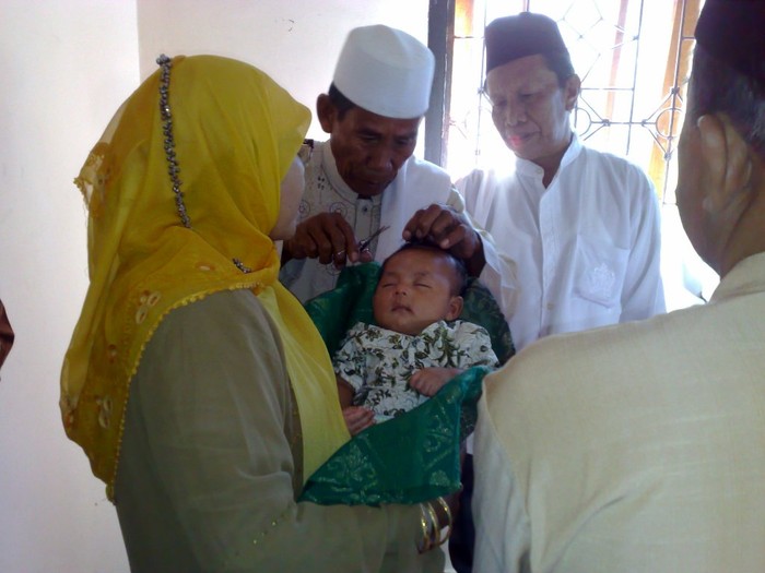 Tradisi Gunting Bulu di Sumbawa, NTB. (Dok. Ensiklopedia Kebudayaan Sumbawa)