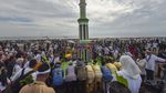 Tradisi Mandi Safar, Ribuan Warga Tumpah Ruah di Pantai Jambi