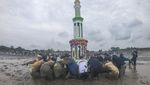 Tradisi Mandi Safar, Ribuan Warga Tumpah Ruah di Pantai Jambi