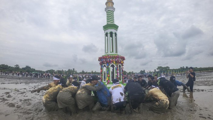 Petugas adat dan warga saling siram saat puncak pelaksanaan tradisi Mandi Safar di Air Hitam Laut, Tanjung Jabung Timur, Jambi, Rabu (20/8/2025). Pelaksanaan tradisi turun temurun masyarakat pesisir setempat untuk menolak bala yang dilaksanakan setiap Rabu terakhir di bulan Safar atau jatuh pada 20 Agustus 2025 tersebut didukung oleh Pemerintah Kabupaten Tanjung Jabung Timur dan Pemerintah Desa Air Hitam Laut dengan diikuti dua ribu lebih warga dari berbagai daerah. ANTARA FOTO/Wahdi Septiawan