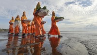 Tradisi turun-temurun masyarakat pesisir tersebut digelar setiap Rabu terakhir di bulan Safar sebagai bentuk doa bersama dan simbol tolak bala. ANTARA FOTO/Wahdi Septiawan