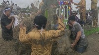 Sejak pagi, warga dari berbagai daerah berdatangan ke tepi pantai. Petugas adat bersama masyarakat setempat mengarak menara adat menuju lokasi acara sebelum melakukan prosesi siram-siraman air laut. Suasana semakin meriah ketika warga saling guyur air, menandai puncak perayaan Mandi Safar tahun ini. ANTARA FOTO/Wahdi Septiawan
