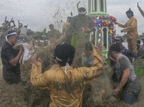 Tradisi Mandi Safar, Ribuan Warga Tumpah Ruah di Pantai Jambi