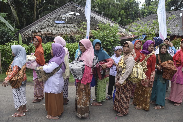 Sejumlah warga berebut gula aren pada tradisi Nyuguh di Kampung Kuta, Kabupaten Ciamis, Jawa Barat, Selasa (19/8/2025). Tradisi Adat Nyuguh yang ditetapkan sebagai warisan budaya tak benda itu, merupakan bentuk rasa syukur warga terhadap Tuhan yang telah memberikan panen yang berlimpah sekaligus ritual tolak bala untuk menyambut bulan Mulud sekaligus melestarikan kearifan lokal. ANTARA FOTO/Adeng Bustomi/foc.
