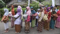 Tradisi Adat Nyuguh yang ditetapkan sebagai warisan budaya tak benda itu, merupakan bentuk rasa syukur warga terhadap Tuhan yang telah memberikan panen yang berlimpah sekaligus ritual tolak bala untuk menyambut bulan Mulud sekaligus melestarikan kearifan lokal. ANTARA FOTO/ADENG BUSTOMI
