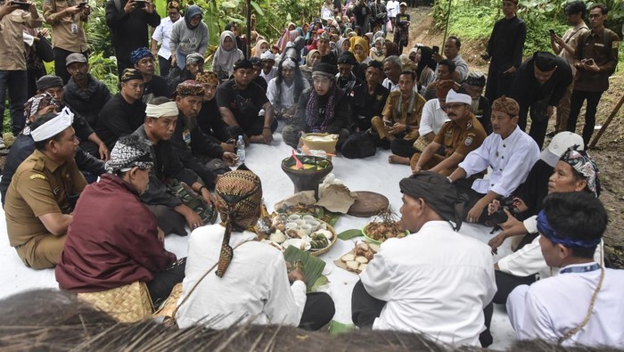 Sejumlah warga berebut gula aren pada tradisi Nyuguh di Kampung Kuta, Kabupaten Ciamis, Jawa Barat, Selasa (19/8/2025). Tradisi Adat Nyuguh yang ditetapkan sebagai warisan budaya tak benda itu, merupakan bentuk rasa syukur warga terhadap Tuhan yang telah memberikan panen yang berlimpah sekaligus ritual tolak bala untuk menyambut bulan Mulud sekaligus melestarikan kearifan lokal. ANTARA FOTO/Adeng Bustomi/foc.