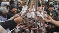 Rangkaian kegiatan Nyuguh diawali dengan pembukaan di alun-alun Kampung Kuta, disertai pagelaran kesenian tradisional seperti Gondang Buhun dan Ronggeng Kaler. Puncak acara ditandai dengan arak-arakan dongdang berisi makanan khas seperti ketupat, umbi-umbian, serta hasil bumi lainnya. ANTARA FOTO/ADENG BUSTOMI