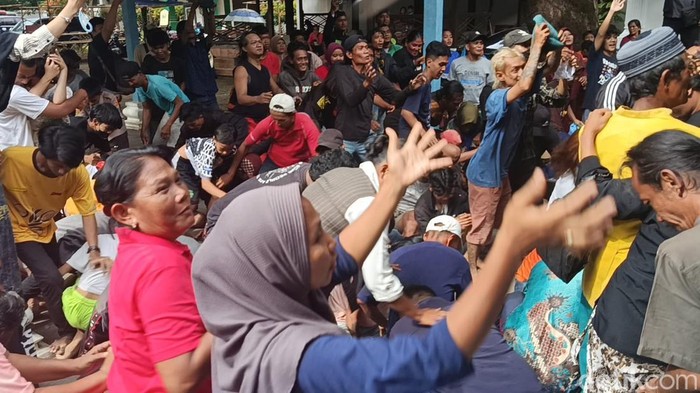 Tradisi tawurji di halaman Keraton Kanoman Cirebon